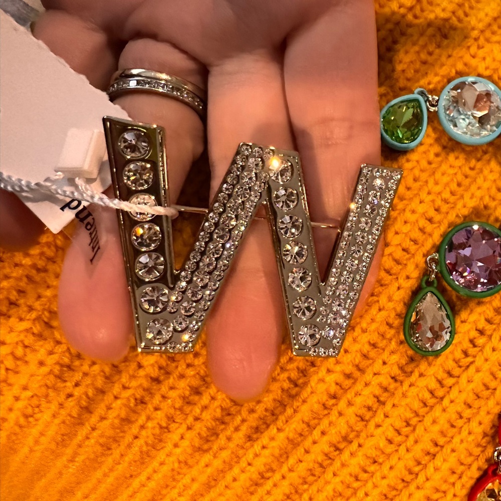 NWOT Weekend Max Mara Label-cut Logo Rhinestone Brooch Size:OS White All seasons - Picture 6 of 6